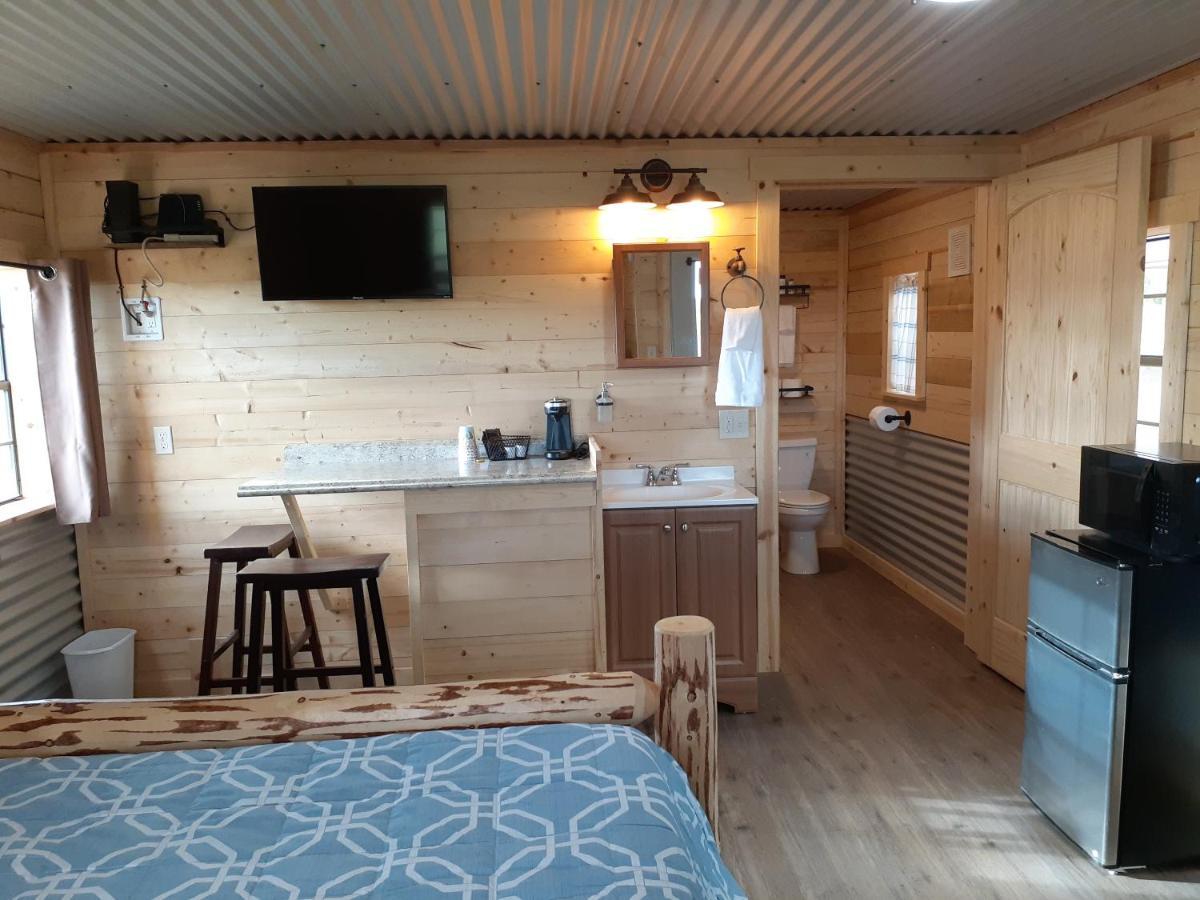 Glacier Acres Guest Ranch Кълъмбия Фолс Екстериор снимка
