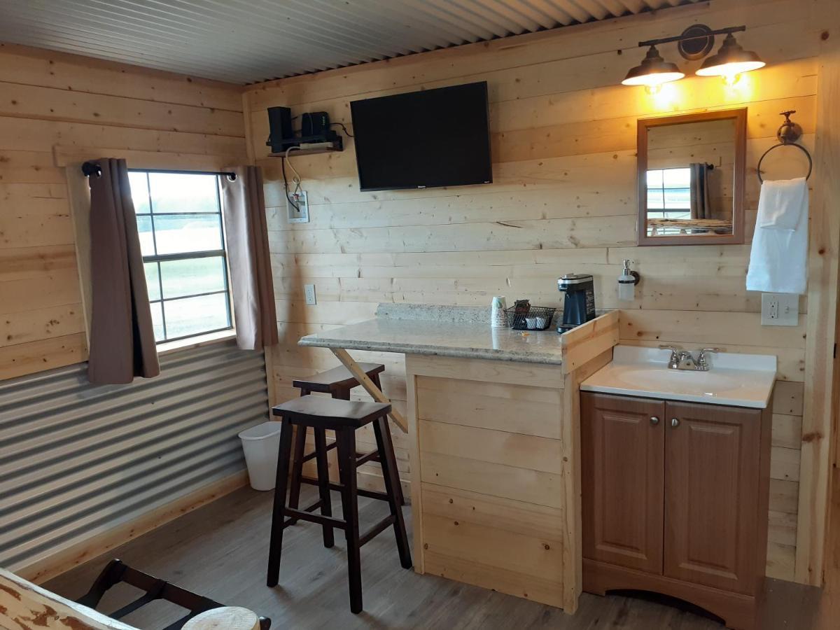 Glacier Acres Guest Ranch Кълъмбия Фолс Екстериор снимка