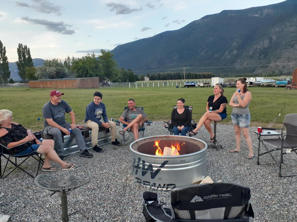Glacier Acres Guest Ranch Кълъмбия Фолс Екстериор снимка