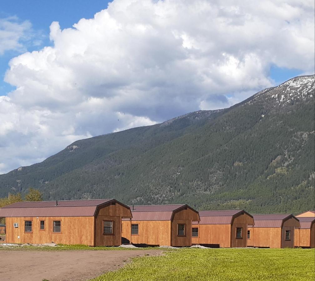 Glacier Acres Guest Ranch Кълъмбия Фолс Екстериор снимка