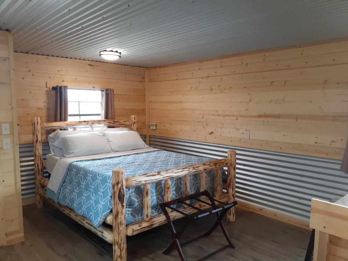 Glacier Acres Guest Ranch Кълъмбия Фолс Екстериор снимка