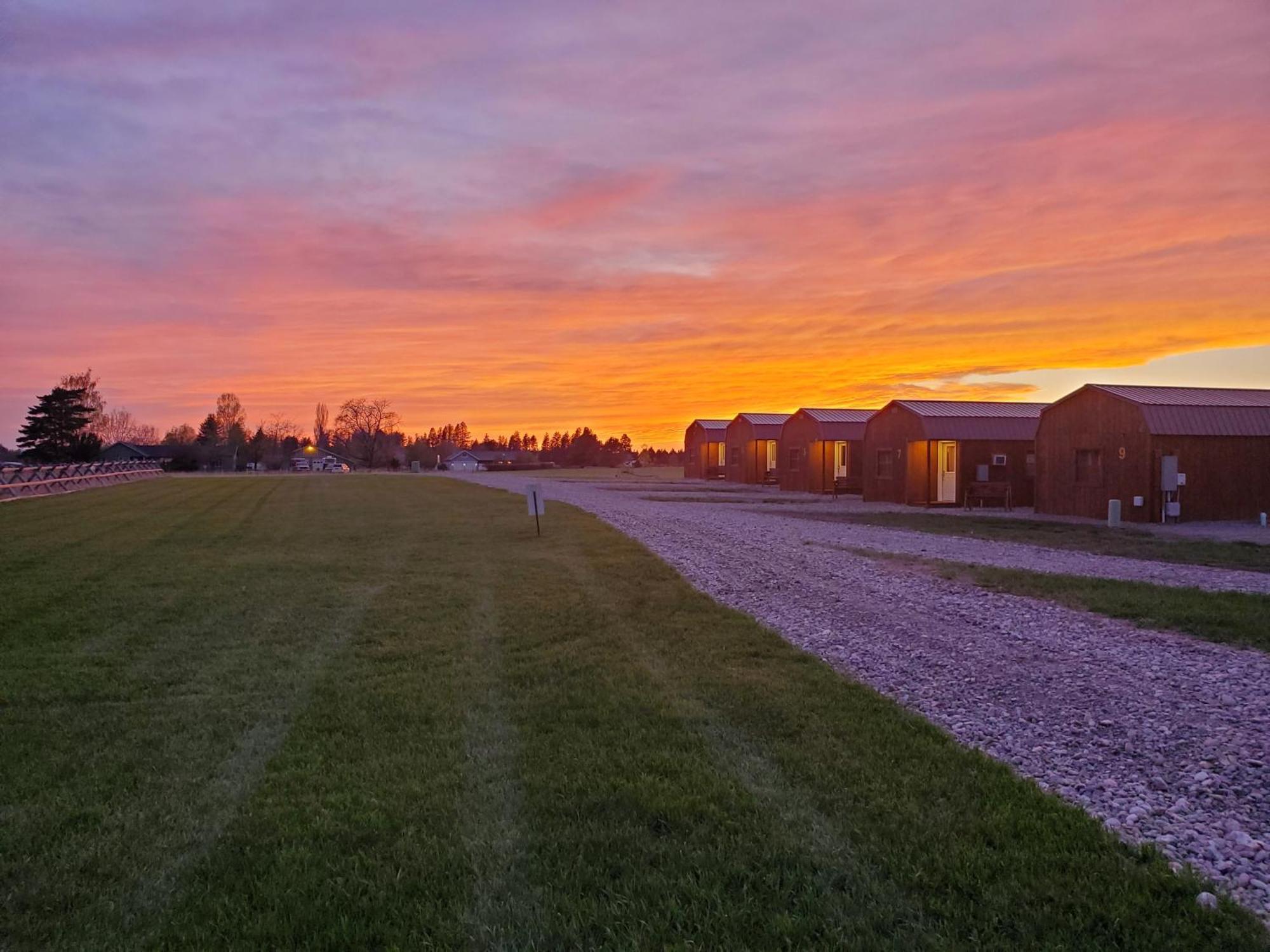 Glacier Acres Guest Ranch Кълъмбия Фолс Екстериор снимка