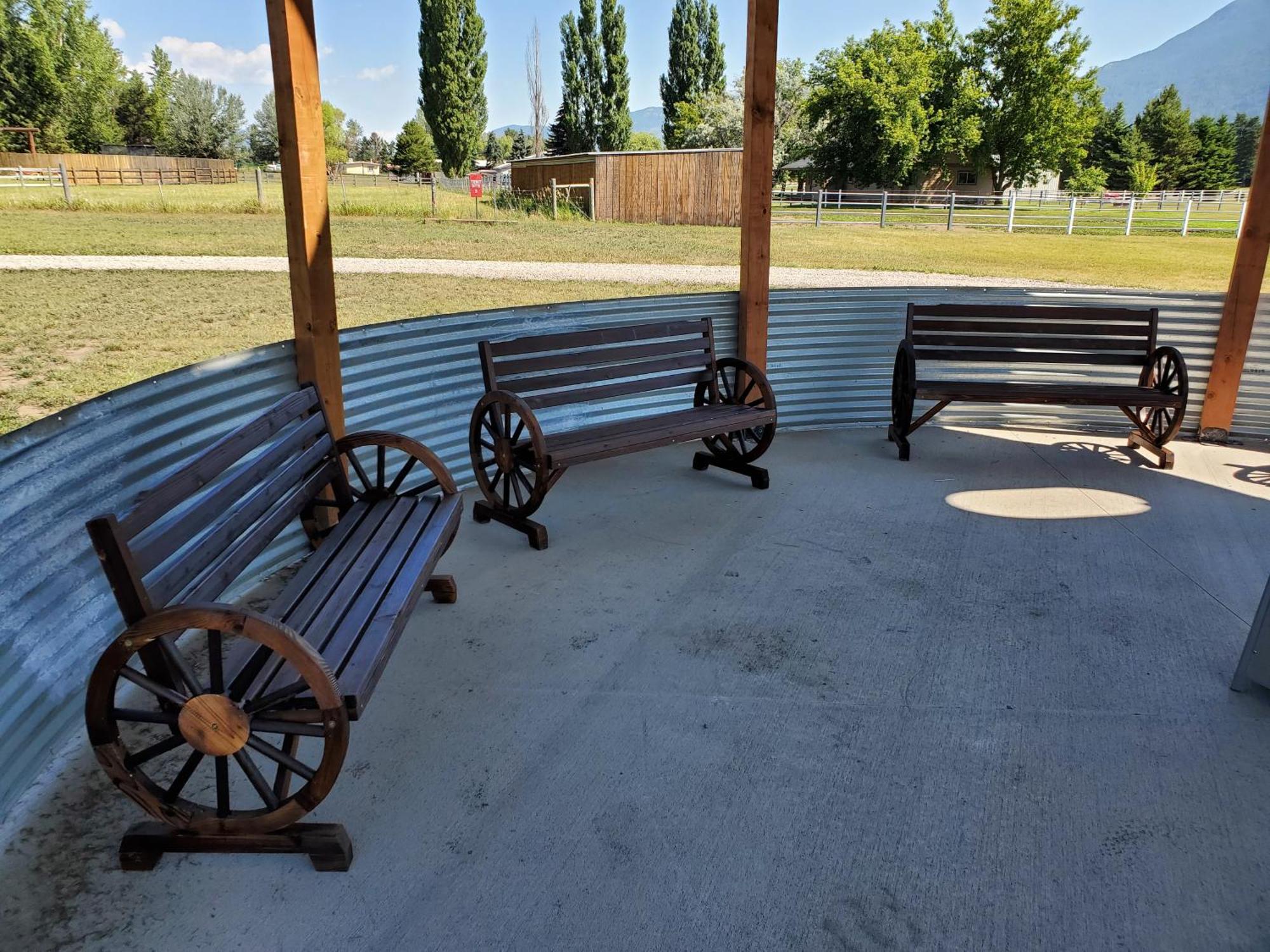 Glacier Acres Guest Ranch Кълъмбия Фолс Екстериор снимка
