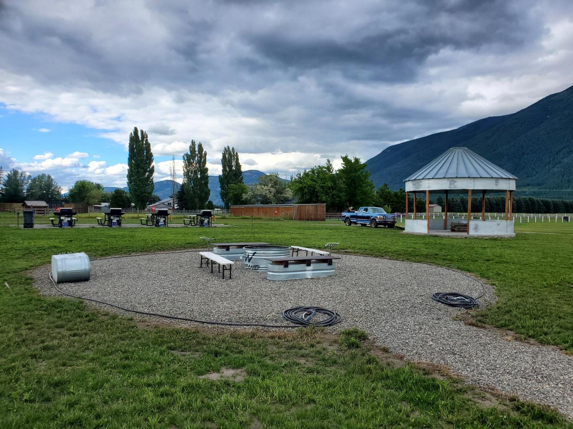 Glacier Acres Guest Ranch Кълъмбия Фолс Екстериор снимка